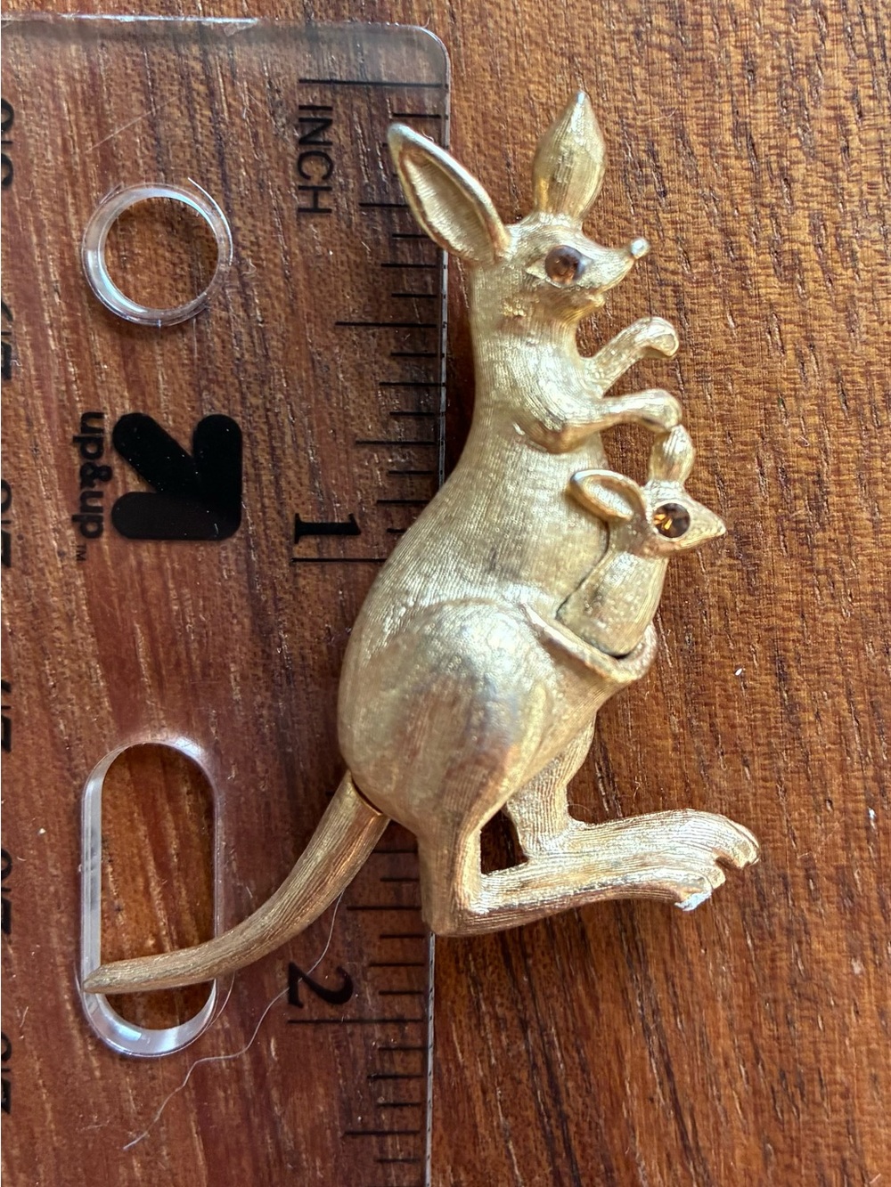 VTG Avon Gold Tone Kangaroo Mom & Joey Brooch Pin with Amber Eyes